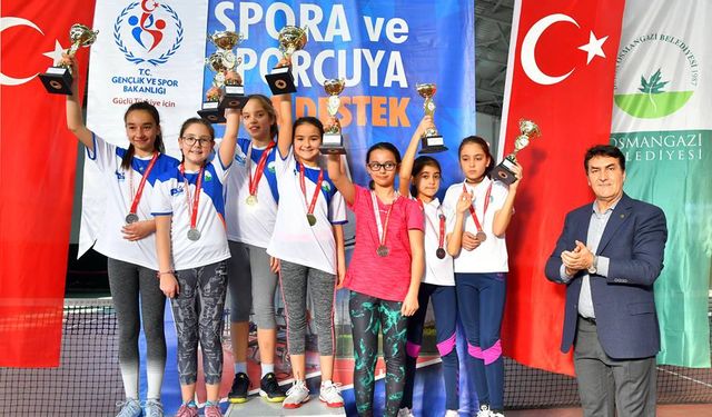 Bursa'da Genç Raketler Şampiyonluk İçin Ter Döktü