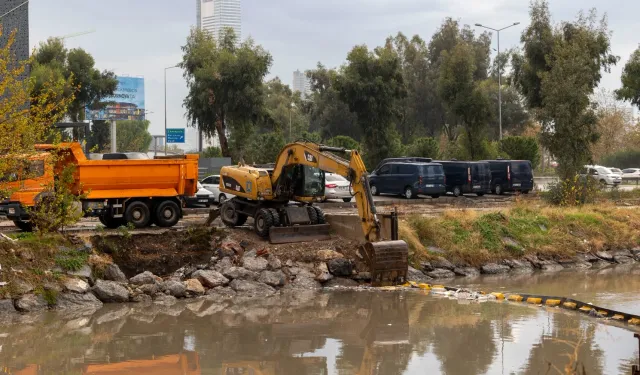 İzmir'de sağanak yağış ve fırtına nedeniyle ekipler seferber oldu